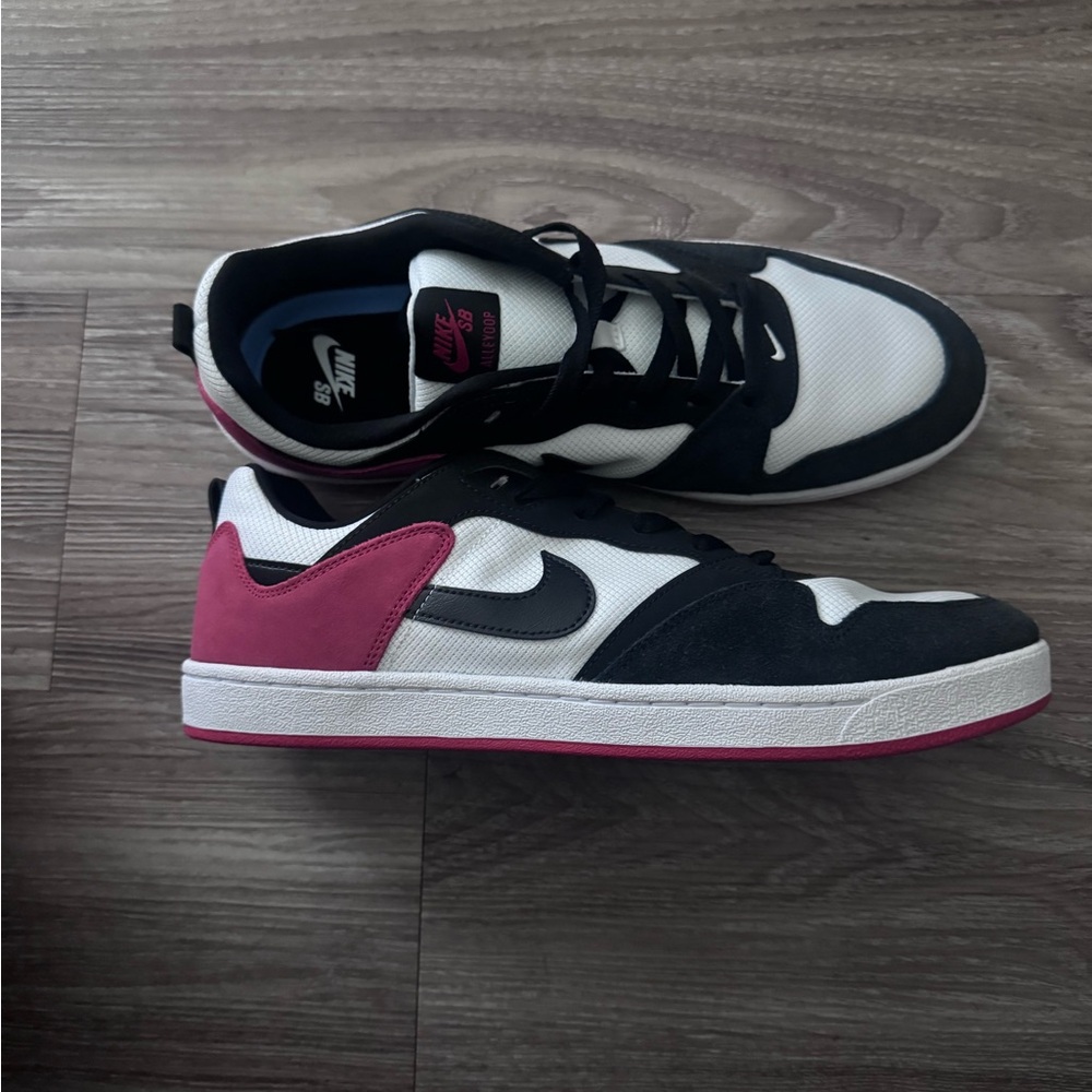 Nike Men's Black, White, and red sneakers - Picture 5 of 5
